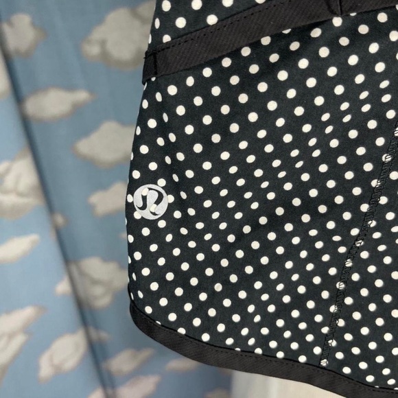 Lululemon speed up shorts 2.5” inseam - black with white polka dots - Picture 6 of 8